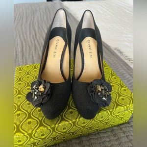 Gianni Bini Gray Fabric platform 4” Pumps